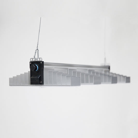 LED Growlampe für höchste Beleuchtungsintensität mit vier länglichen, schmalen Lampen mit integrierten LEDs. Hängeleuchte zur Förderung des Pflanzenwachstums. 