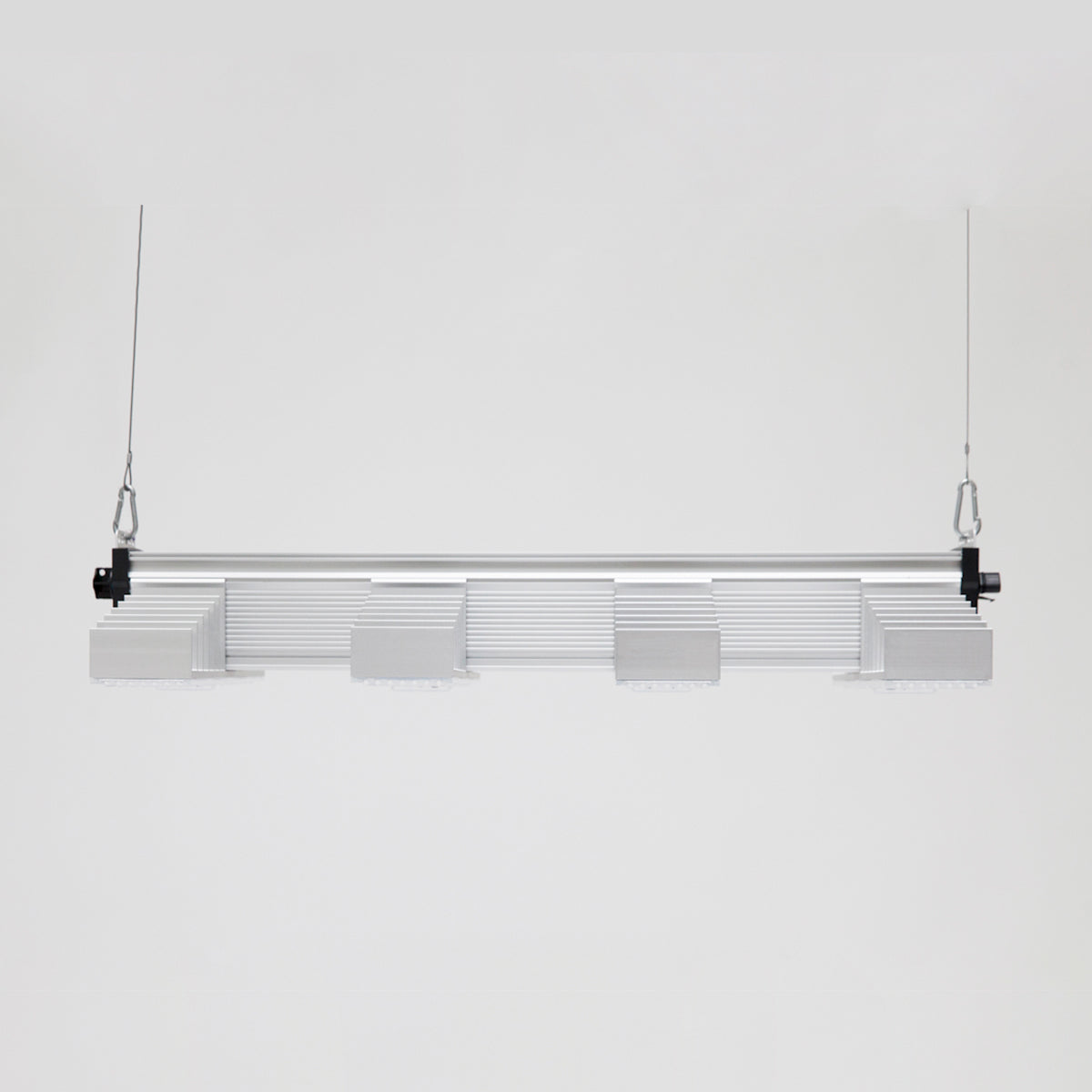 LED Growlampe für höchste Beleuchtungsintensität mit vier länglichen, schmalen Lampen mit integrierten LEDs. Hängeleuchte zur Förderung des Pflanzenwachstums. 