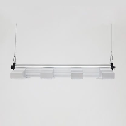 LED Growlampe für höchste Beleuchtungsintensität mit vier länglichen, schmalen Lampen mit integrierten LEDs. Hängeleuchte zur Förderung des Pflanzenwachstums. 