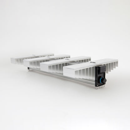 LED Growlampe für höchste Beleuchtungsintensität mit vier länglichen, schmalen Lampen mit integrierten LEDs. Hängeleuchte zur Förderung des Pflanzenwachstums. 