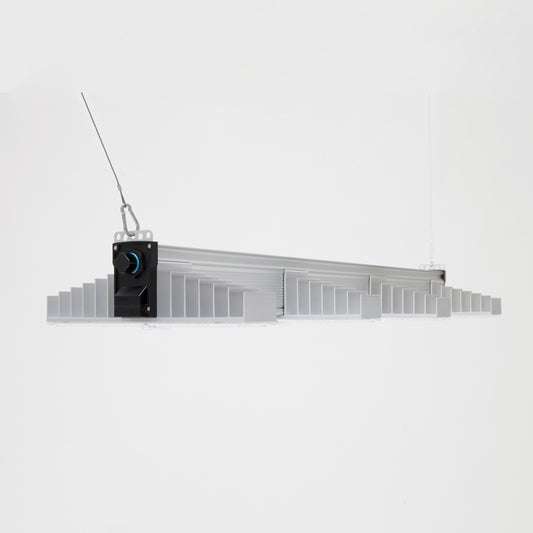 LED Growlampe für höchste Beleuchtungsintensität mit vier länglichen, schmalen Lampen mit integrierten LEDs. Hängeleuchte zur Förderung des Pflanzenwachstums. 