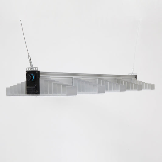 LED Growlampe für höchste Beleuchtungsintensität mit fünf länglichen, schmalen Lampen mit integrierten LEDs. Hängeleuchte zur Förderung des Pflanzenwachstums. 