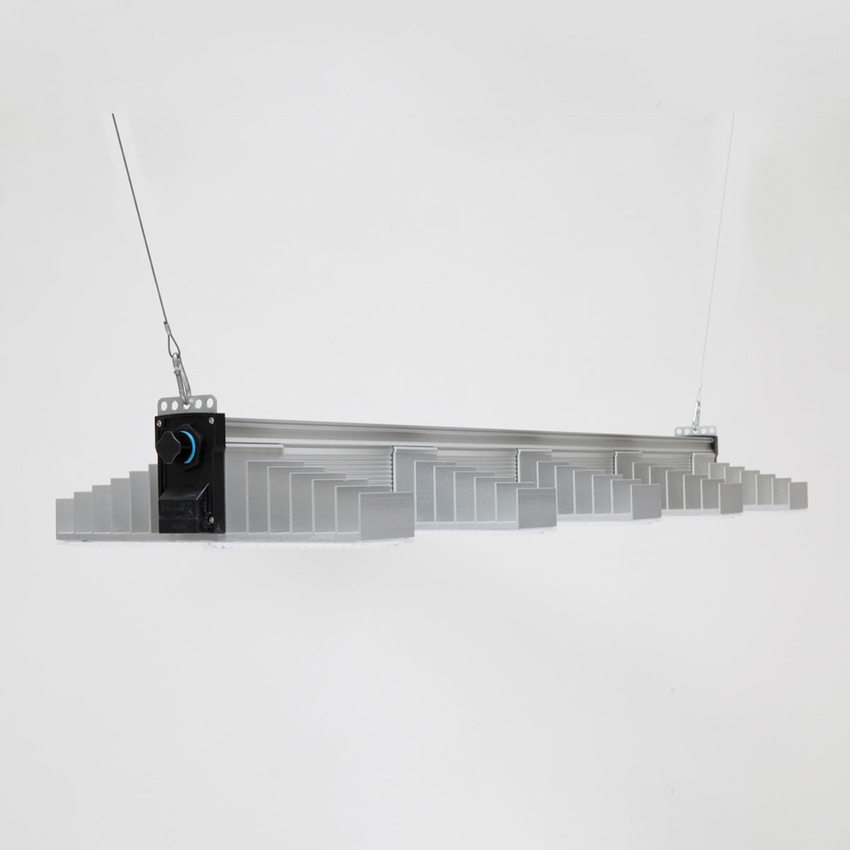 LED Growlampe für höchste Beleuchtungsintensität mit fünf länglichen, schmalen Lichtleisten mit integrierten LEDs. Hängeleuchte zur Förderung des Pflanzenwachstums. 