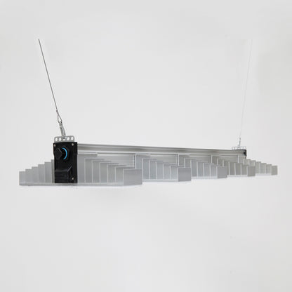 LED Growlampe für höchste Beleuchtungsintensität mit fünf länglichen, schmalen Lichtleisten mit integrierten LEDs. Hängeleuchte zur Förderung des Pflanzenwachstums. 