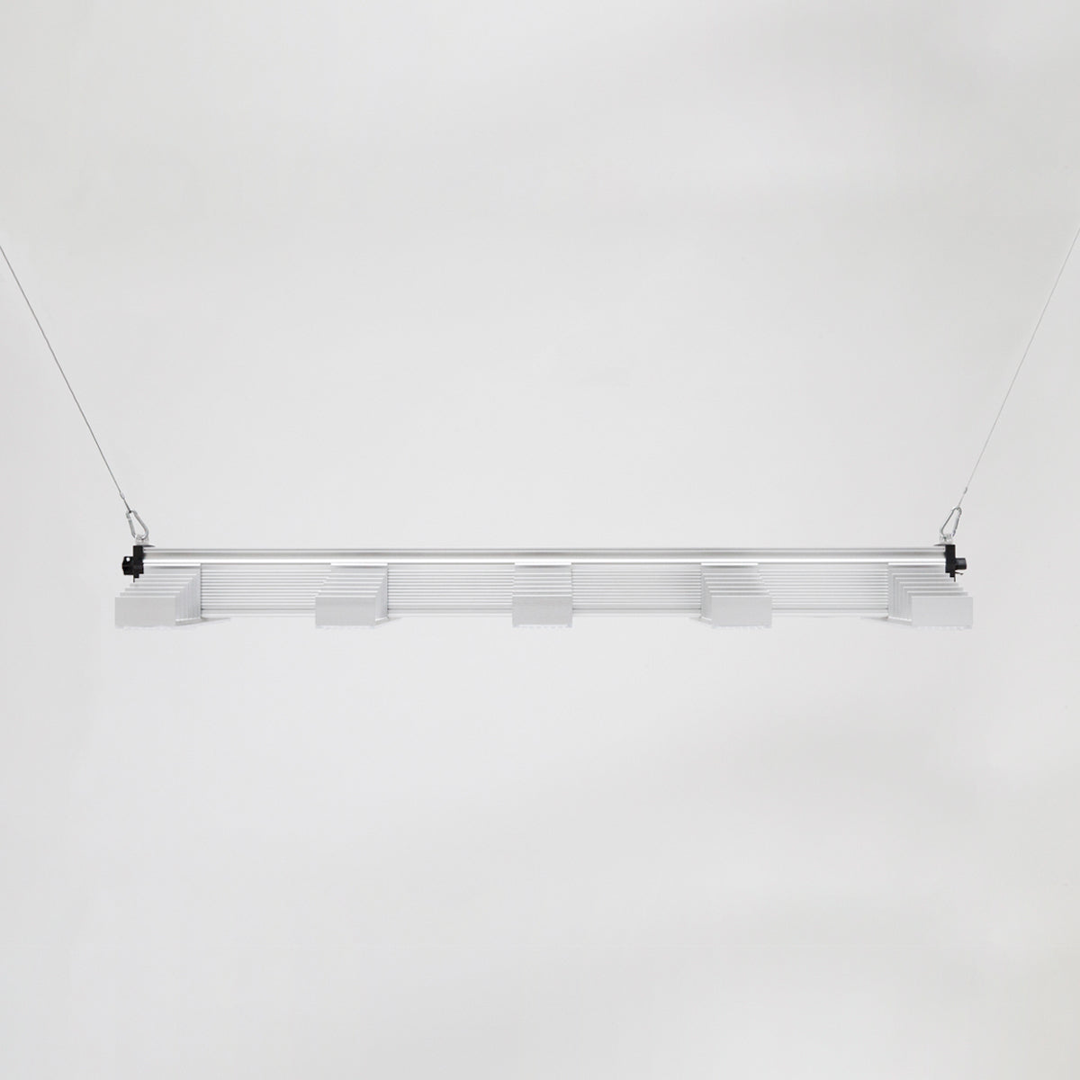 LED Growlampe für höchste Beleuchtungsintensität mit fünf länglichen, schmalen Lichtleisten mit integrierten LEDs. Hängeleuchte zur Förderung des Pflanzenwachstums. 