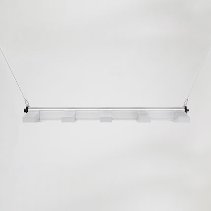 LED Growlampe für höchste Beleuchtungsintensität mit fünf länglichen, schmalen Lichtleisten mit integrierten LEDs. Hängeleuchte zur Förderung des Pflanzenwachstums. 