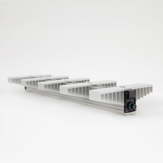 LED Growlampe für höchste Beleuchtungsintensität mit fünf länglichen, schmalen Lichtleisten mit integrierten LEDs. Hängeleuchte zur Förderung des Pflanzenwachstums.