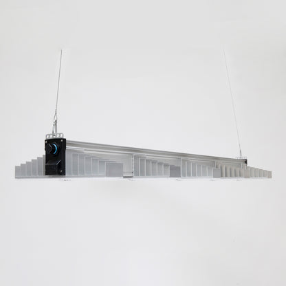 LED Growlampe für höchste Beleuchtungsintensität mit fünf länglichen, schmalen Lampen mit integrierten LEDs. Hängeleuchte zur Förderung des Pflanzenwachstums. 