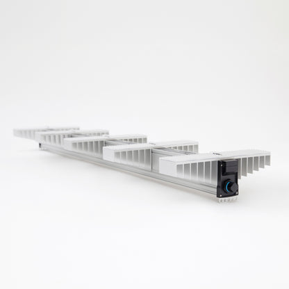 LED Growlampe für höchste Beleuchtungsintensität mit fünf länglichen, schmalen Lampen mit integrierten LEDs. Hängeleuchte zur Förderung des Pflanzenwachstums. 