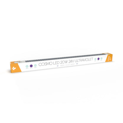 LED Grow-Lampe zur Förderung des Wachstums von Hanfpflanzen in der Verpackung. Auf der Verpackung ist die Aufschrift "Cosmo LED 20W 24V Ultraviolet" in einer schwarzen Schrift. Diie Kartonverpackung ist großteils weiß, links und rechts orange. Die LED-Beleuchtung ist ebenfalls abgebildet.