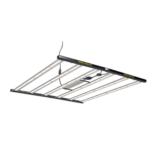 Innovative LED Grow Leuchte mit sechs Lichtleisten. Sie ist einhundertneunzehn Komma fünf Zentimeter mal einhundertzehn Komma acht Zentimeter groß.