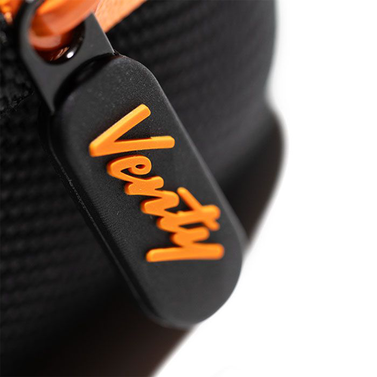 Nahaufnahme von der Vaporizer Hülle von Storz und Bickel von dem Reißverschluss. Darauf zu sehen ist die Aufschrift Venty in orangener, geschwungener Schrift. Der Hintergrund ist unscharf.