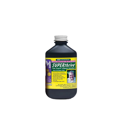 Pflanzenhilfsmittel von der Marke SUPERthrive in einer schwarzen Glasflasche mit Metalldeckel und einem gelben Etikett vor einem weißen Hintergrund.