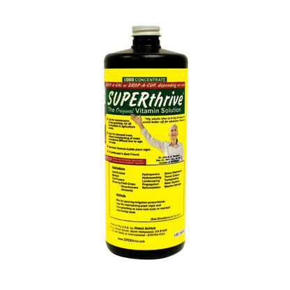 Pflanzenhilfsmittel von der Marke SUPERthrive in einer schwarzen Glasflasche mit Metalldeckel und einem gelben Etikett vor einem weißen Hintergrund.