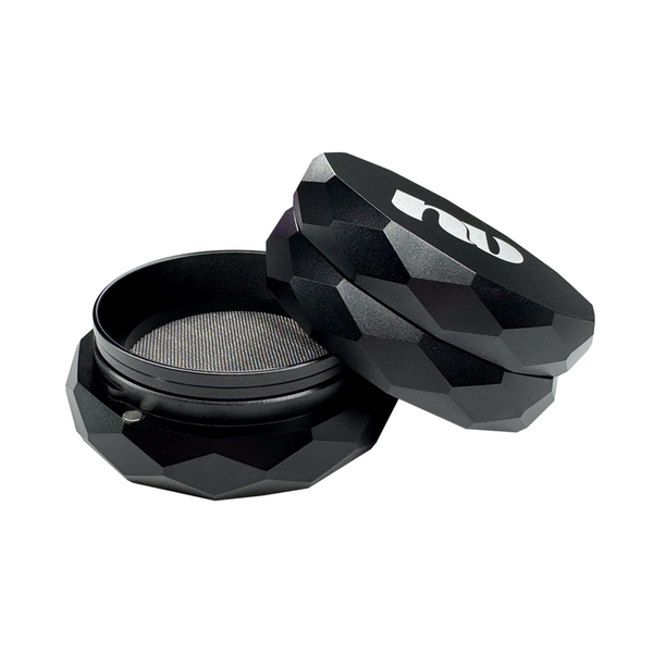NV Grinder Pyramid aus hochwertigem Aluminium in der Farbe schwarz